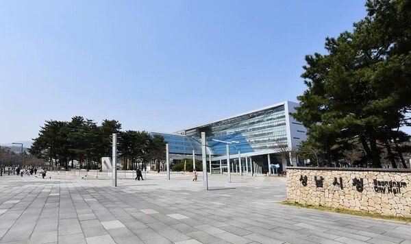 더불어민주당과 국민의힘 공천에 따라 전직 국회의원(김병욱-신상진) 간 본선 대결이 가능한 성남시청사 전경