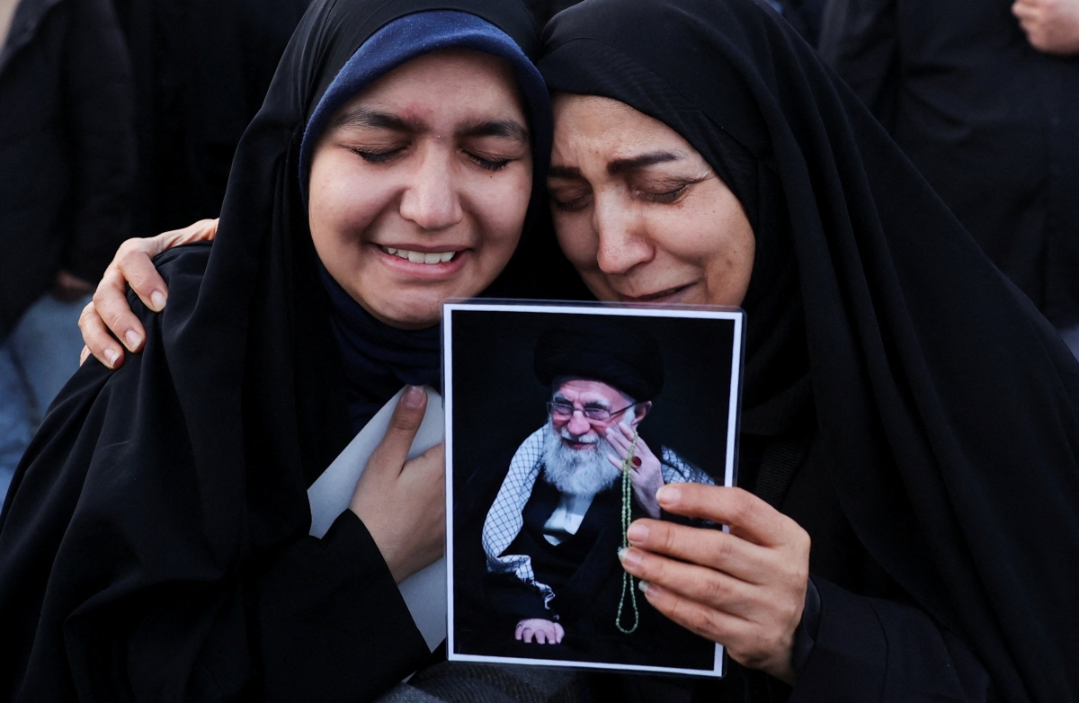 이란 최고 지도자 아야톨라 알리 하메네이가 미국과 이스라엘의 공습으로 사망한 가운데 1일(현지시간) 이란 테헤란의 엔겔랍 광장에 모인 사람들이 하메네이의 사진을 안고 슬퍼하고 있다. WANA 로이터 연합뉴스