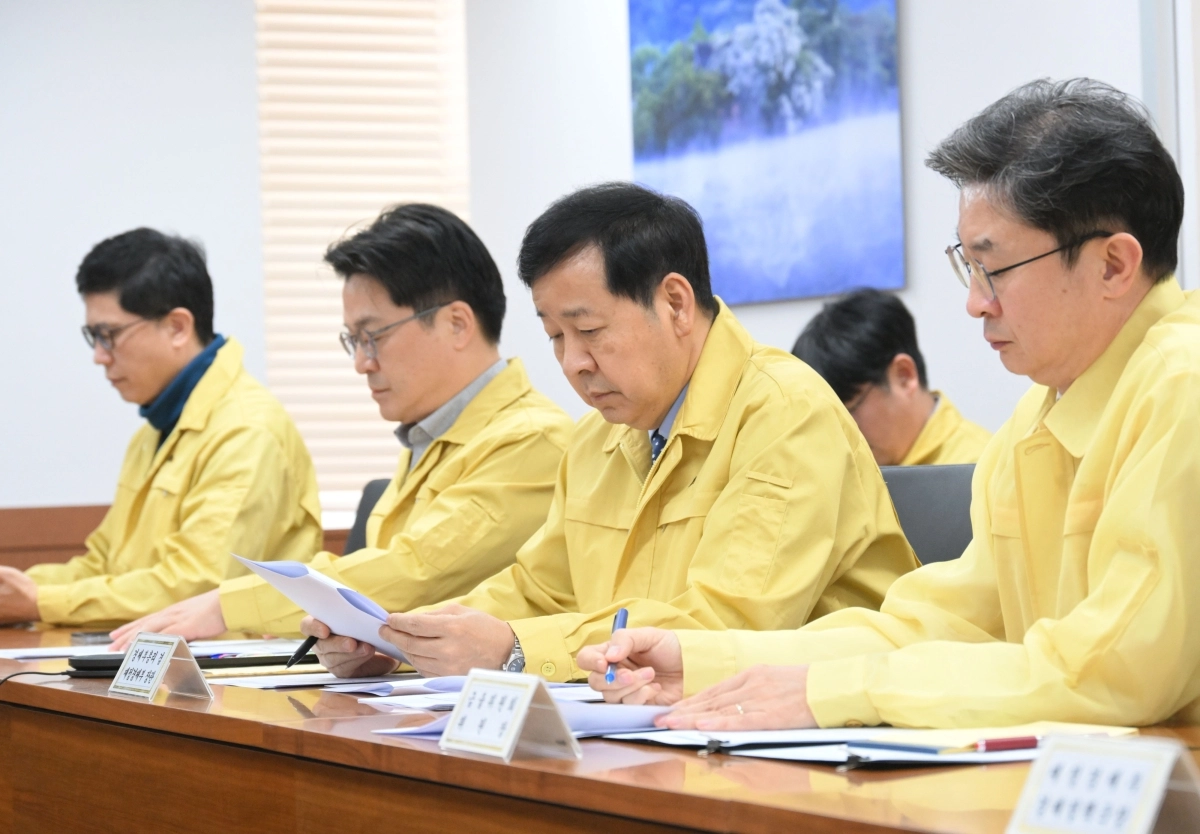 구윤철(오른쪽 두번째) 부총리 겸 재정경제부 장관이 1일 ‘이란 관련 관계기관 합동 상황점검회의’를 주재하고 있다. 재경부 제공