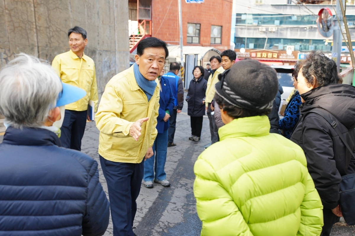 이승로(왼쪽 세 번째) 성북구청장이 지난해 3월 진행된 해빙기 구청장 합동점검에서 성북구 정릉3동의 한 빌라 옹벽을 살핀 후 주민들과 이야기하고 있다. 성북구 제공