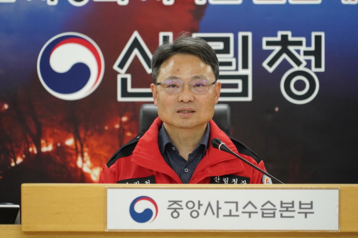지난달 28일 임명된 박은식 산림청장이 첫 일정으로 중앙산림재난상황실에서 전국 산불 대비 태세를 점검하고 있다. 산림청 제공