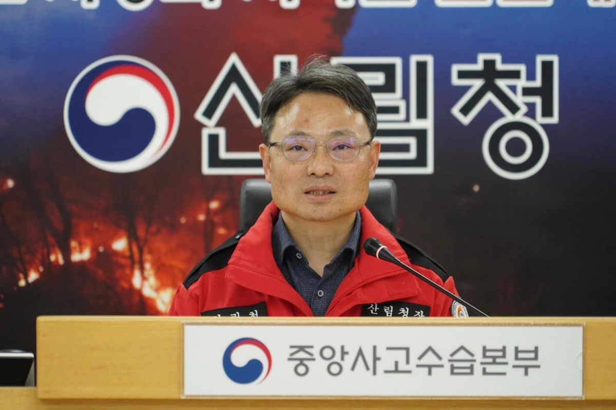지난달 28일 임명된 박은식 산림청장이 첫 일정으로 중앙산림재난상황실에서 전국 산불 대비 태세를 점검하고 있다. 산림청 제공