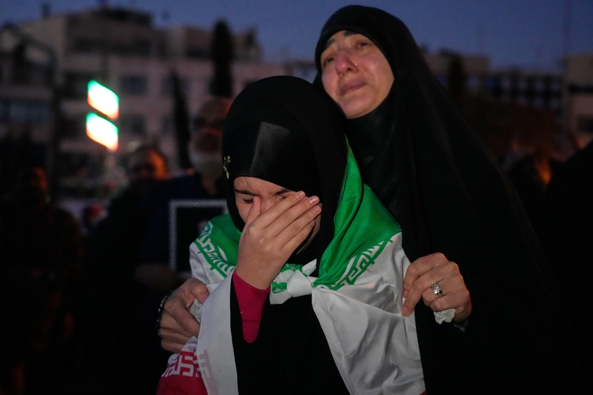 1일 이란 수도 테헤란에서 많은 사람들이 최고지도자 아야톨라 알리 하메네이의 사망을 애도하고 있다. 테헤란 AP 연합뉴스