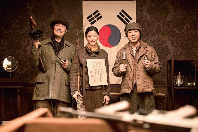 영화 ‘암살’에서 친일파를 좇는 암살단 3인조 조진웅(추상옥 역)·전지현(안옥윤 역)·최덕문(황덕삼 역). ‘암살’ 스틸컷