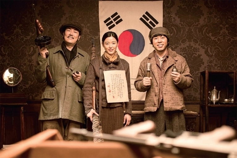 영화 ‘암살’에서 친일파를 좇는 암살단 3인조 조진웅(추상옥 역)·전지현(안옥윤 역)·최덕문(황덕삼 역). ‘암살’ 스틸컷