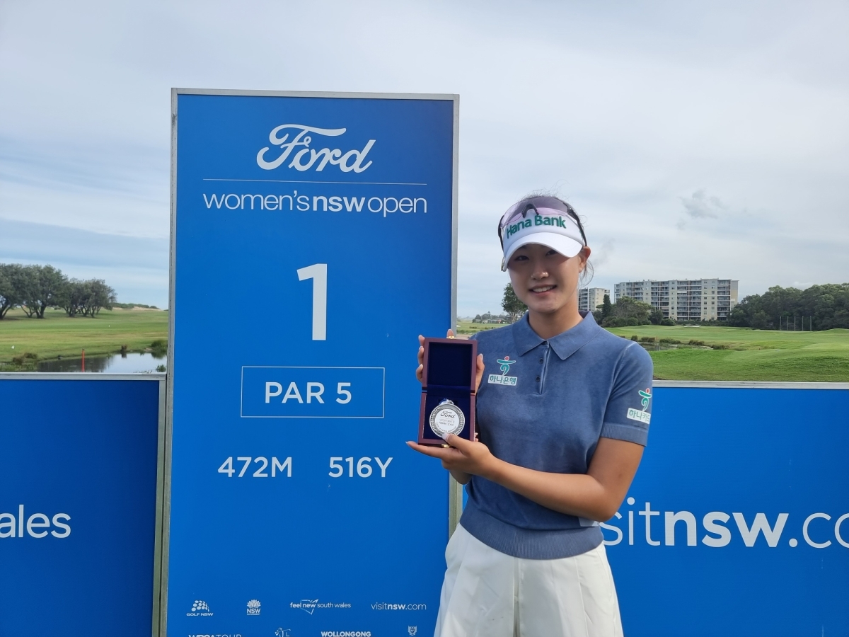 유럽여자프로골프투어(LET) 포드 위민스 NSW 오픈 베스트 아마추어 상패를 든 오수민. 프레인스포츠 제공.