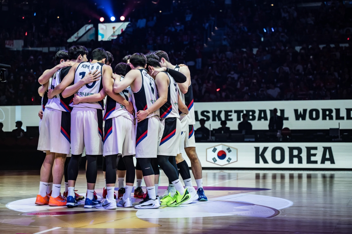한국남자농구대표팀이 1일 일본 오키나와 키나와 아레나에서 열린 2027 국제농구연맹(FIBA) 농구 월드컵 아시아  예선 1라운드 일본과의 경기에 앞서 전의를 다지고 있다. FIBA 제공