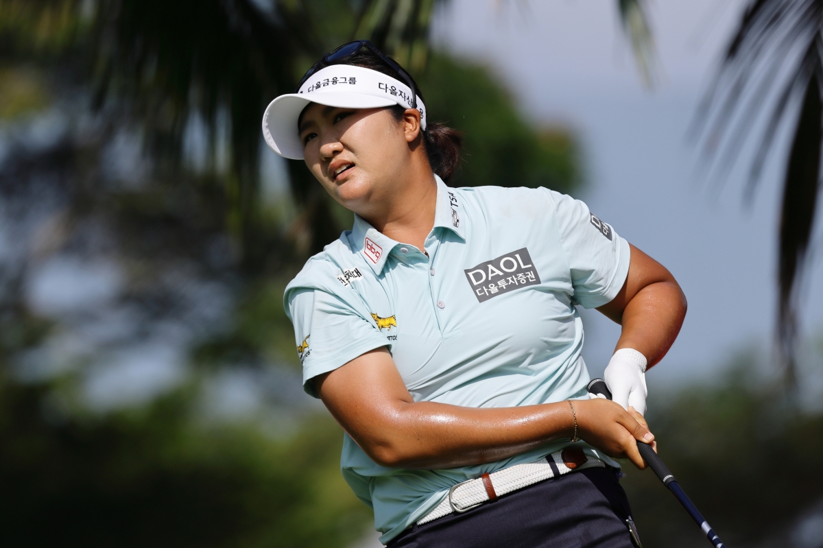 타구의 방향을 쫓는 유해란.