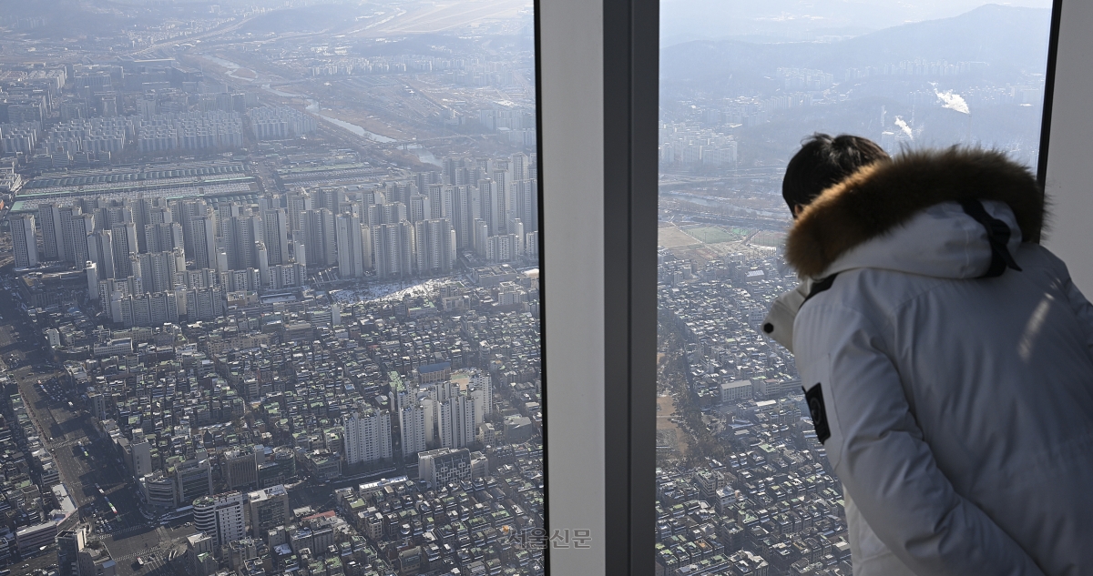 서울 송파구 서울스카이 전망대에서 바라본 서울 시내 아파트. 이지훈 기자