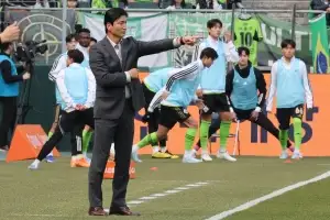 빅버드 ‘만원 관중’ 속 개막전 챙긴 이정효, ‘거함’ 사령탑 정정용은 역전패