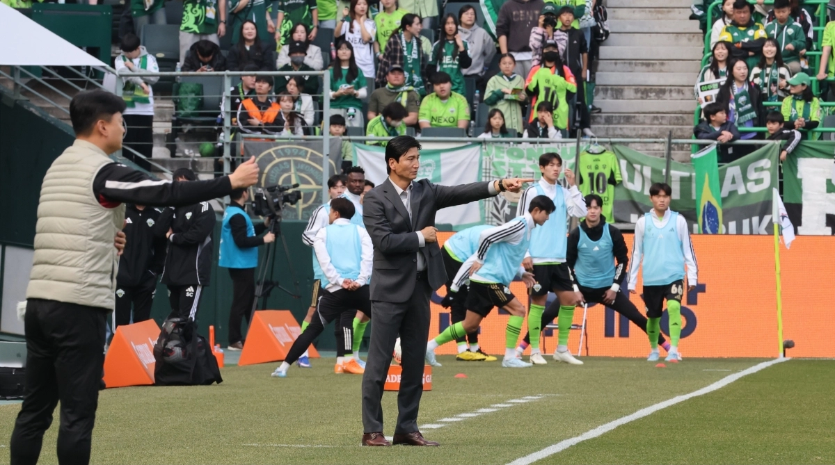 전술 지시하는 정정용 감독