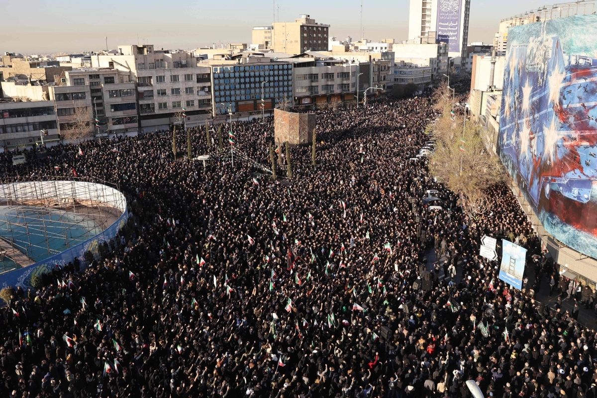 미국과 이스라엘의 공습으로 사망한 이란 최고 지도자 아야톨라 알리 하메네이를 애도하는 사람들이 1일(현지시간) 이란 수도 테헤란의 한 광장을 가득 메우고 있다. AFP 연합뉴스
