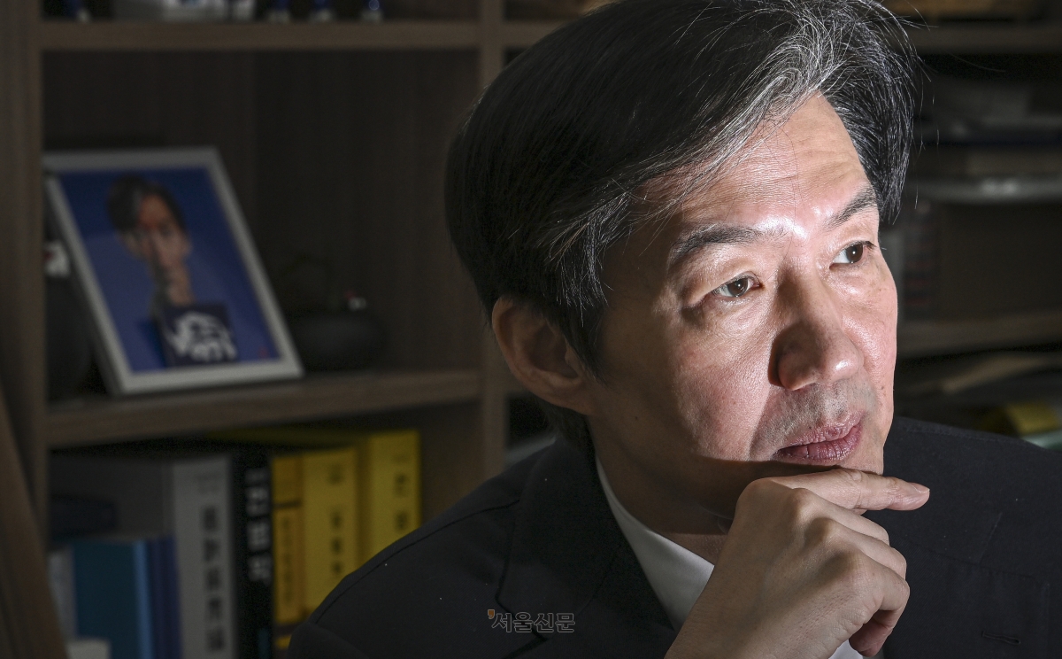 조국 조국혁신당 대표가 지난 27일 국회 본관 당대표실에서 진행된 서울신문과의 인터뷰 도중 생각에 잠겨 있다. 조 대표는 “(더불어민주당과의) 선거연대가 어떻게 이뤄질 지가 6월 이후 양당 관계의 중요한 지표가 될 것”이라고 했다. 이지훈 기자