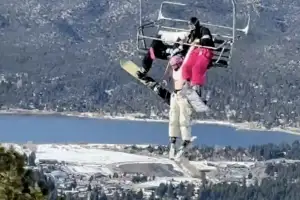 “장난치다 죽을 뻔” 스키장 리프트 ‘대롱대롱’ 매달린 여성…발밑은 까마득, 무슨 일