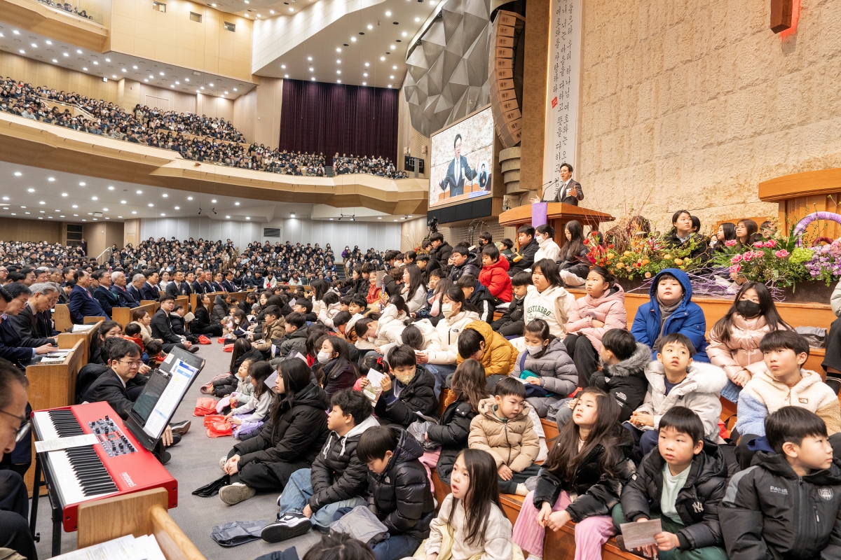 어린이와 청소년으로 가득한 서울 강동구 명성교회 특별새벽집회 장면. 명성교회 제공.