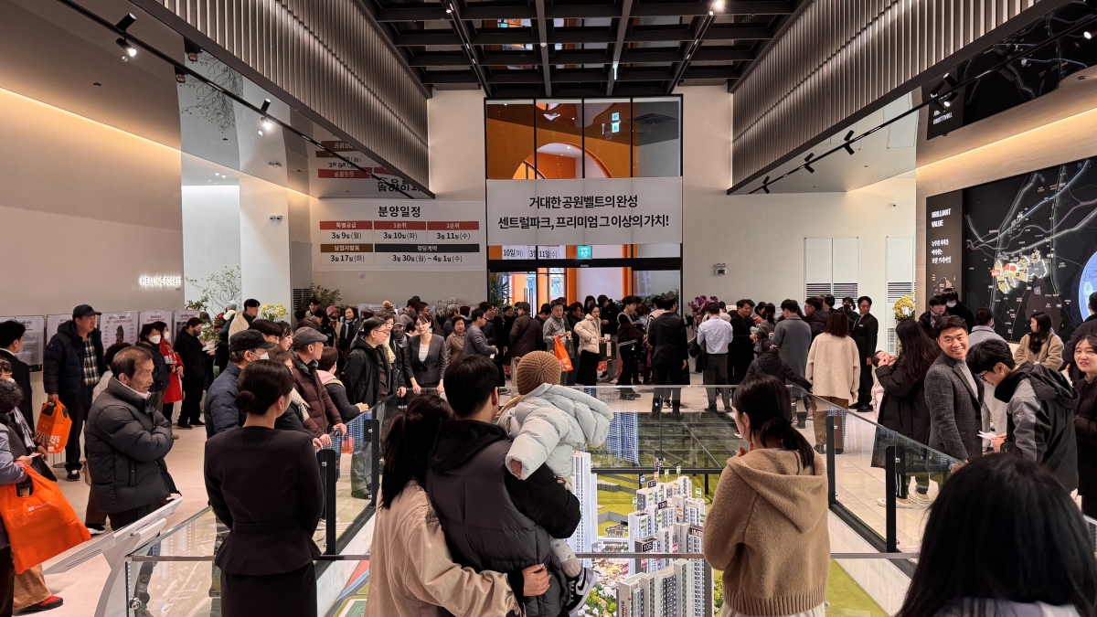 대구 수성구 사월동에 자리한 ‘경산 상방공원 호반써밋 1단지’ 견본주택이 지난달 26일 분양 정보를 듣기 위해 몰려든 방문객들로 북적이고 있다. 호반건설 제공