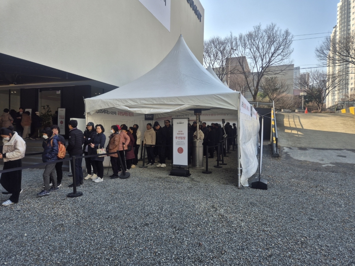 대구 수성구 사월동 367-3번지에 자리한 ‘경산 상방공원 호반써밋 1단지’ 견본주택 입장을 위해 지난달 28일 오전부터 길게 줄을 선 방문객들.  호반건설 제공