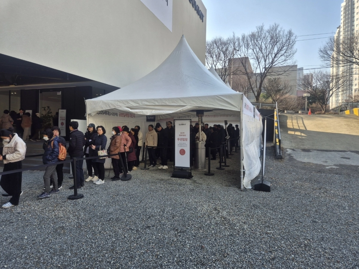 대구 수성구 사월동 367-3번지에 자리한 ‘경산 상방공원 호반써밋 1단지’ 견본주택 입장을 위해 지난달 28일 오전부터 길게 줄을 선 방문객들.  호반건설 제공