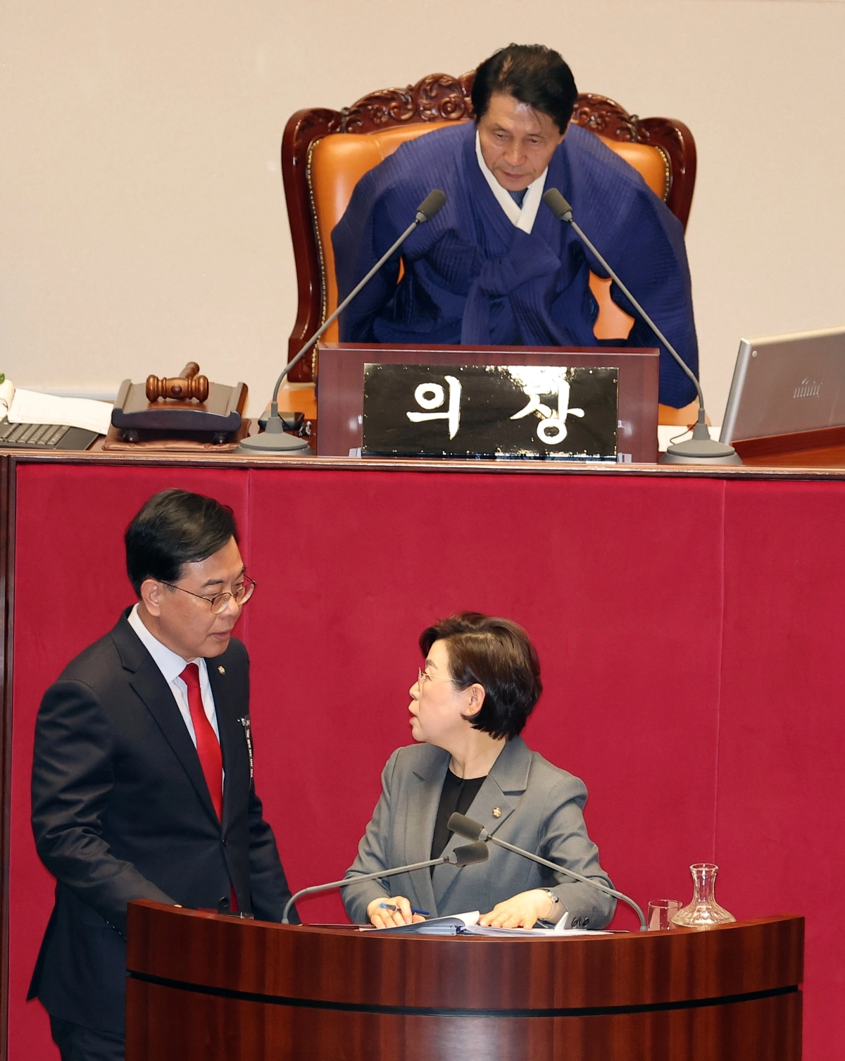 국민의힘 송언석 원내대표가 1일 국회 본회의장에서 국민투표법 개정안에 대한 무제한토론을 하고 있던 김정재 의원의 토론 중단을 요청하고 있다. 연합뉴스