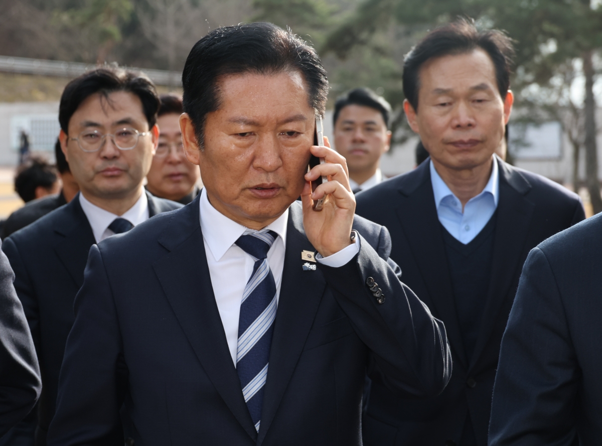 정청래 더불어민주당 대표가 3·1운동 107주년인 1일 충남 천안시 동남구 병천면 유관순 열사 추모각을 참배한 뒤 국민의힘 필리버스터 중단과 관련한 소식을 접하고 통화를 하고 있다.  2026.3.1 천안 연합뉴스