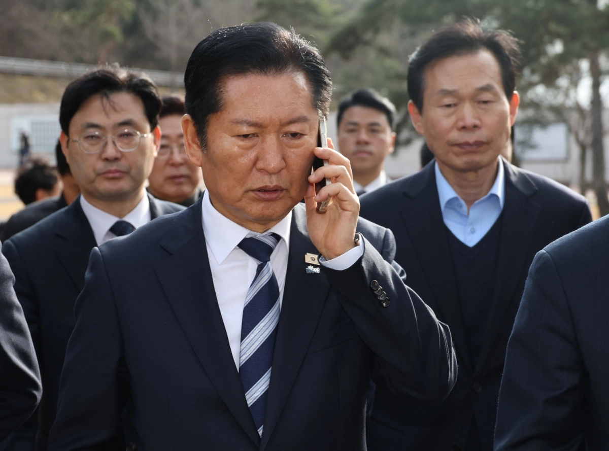 정청래 더불어민주당 대표가 3·1운동 107주년인 1일 충남 천안시 동남구 병천면 유관순 열사 추모각을 참배한 뒤 국민의힘 필리버스터 중단과 관련한 소식을 접하고 통화를 하고 있다.  2026.3.1 천안 연합뉴스