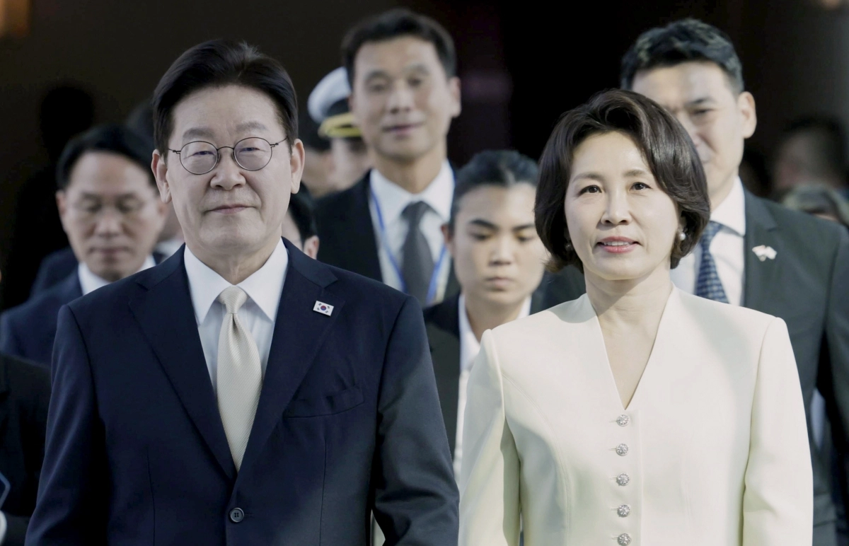 싱가포르를 국빈 방문한 이재명 대통령과 김혜경 여사가 1일 창이 국제공항에 도착한 공군1호기에서 내려 이동하고 있다. 2026.3.1 연합뉴스