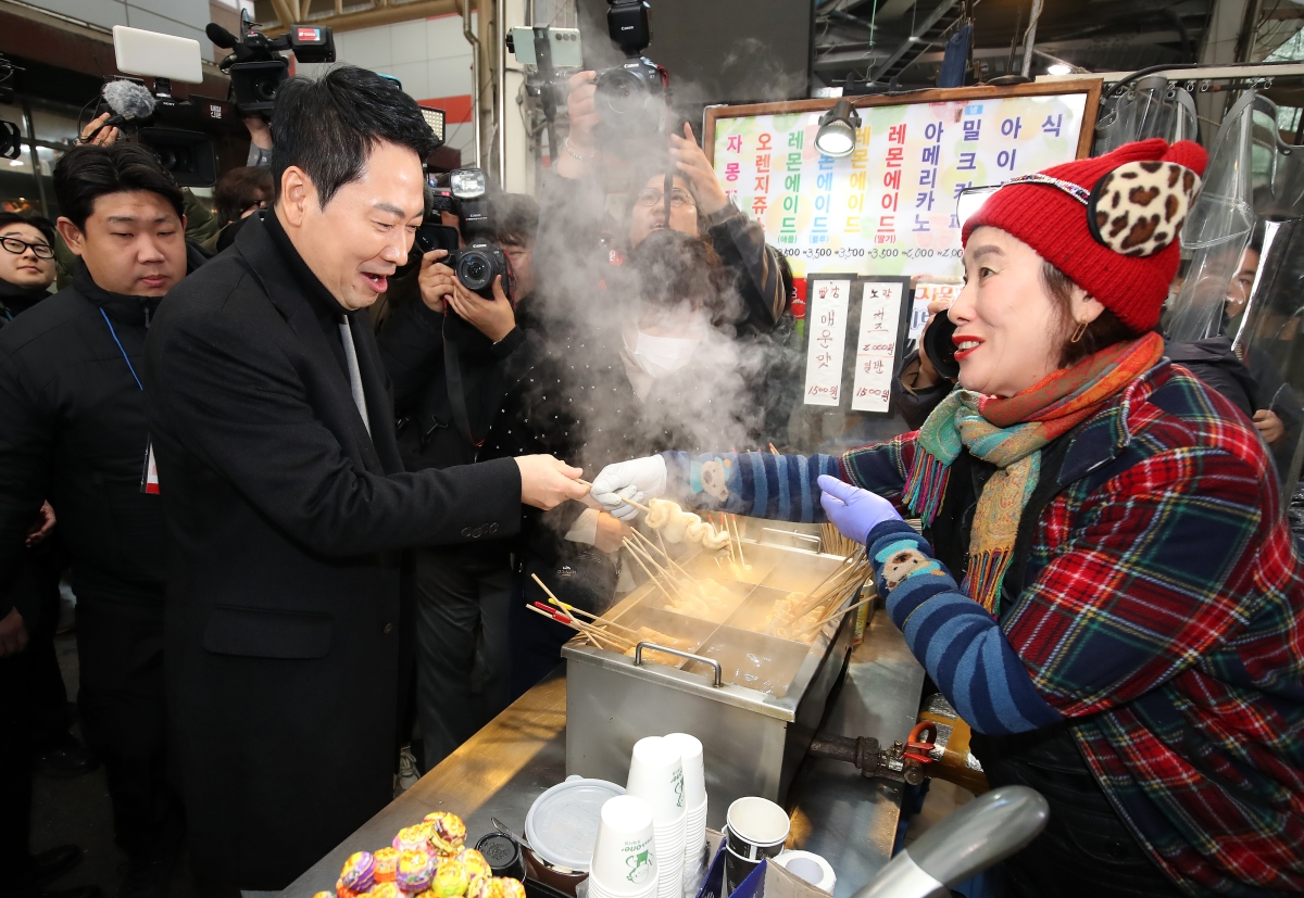 당 게시판의 비판글에 도덕과 윤리의 잣대를 들이대면서 국민의힘은 최악의 내분으로 치달았다. 사진은 지난달 11일 대구 서문시장을 찾은 장동혁 국민의힘 대표. 뉴스1