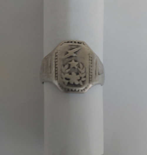 송창석 독립지사의 아들 송진원씨가 1일 공개한 ‘광복군 반지’. 송진원씨 제공