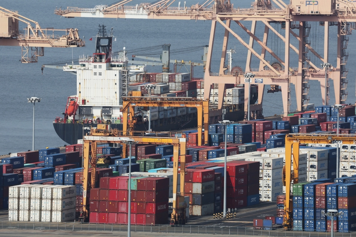 평택항에 쌓여있는 컨테이너