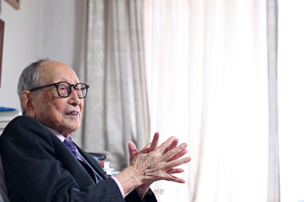 김형석 연세대 철학과 명예교수가 지난달 10일 서울 서대문구 연희동 자택에서 서울신문과 인터뷰를 하고 있다. 김 교수는 “신체적인 늙음은 누구나 같지만, 공부하는 사람, 일하는 사람은 안 늙는다”고 강조했다. 그는 1시간 넘게 진행된 인터뷰 내내 명쾌했고, 유머러스했다. 도준석 전문기자