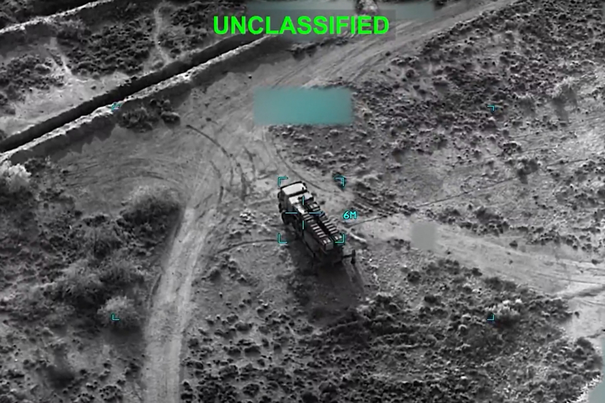 미국과 이스라엘이 지난달 28일(현지시간) 대대적인 군사작전을 감행해 이란의 최고지도자 아야톨라 세예드 알리 하메네이가 사망했다. 사진은 미국 중부사령부(CENTCOM) 엑스(X) 계정에 올라온 영상을 캡처한 것으로, 미국과 이스라엘이 이날 오전 이란을 공습할 당시 촬영된 이란의 한 시설 모습. CENTCOM X 캡처 AFP 연합뉴스