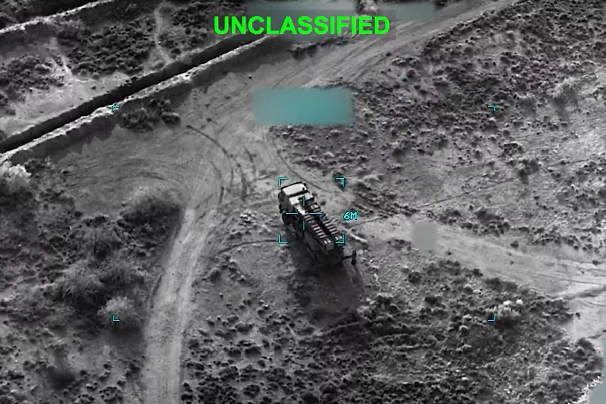 미국과 이스라엘이 지난달 28일(현지시간) 대대적인 군사작전을 감행해 이란의 최고지도자 아야톨라 세예드 알리 하메네이가 사망했다. 사진은 미국 중부사령부(CENTCOM) 엑스(X) 계정에 올라온 영상을 캡처한 것으로, 미국과 이스라엘이 이날 오전 이란을 공습할 당시 촬영된 이란의 한 시설 모습. CENTCOM X 캡처 AFP 연합뉴스