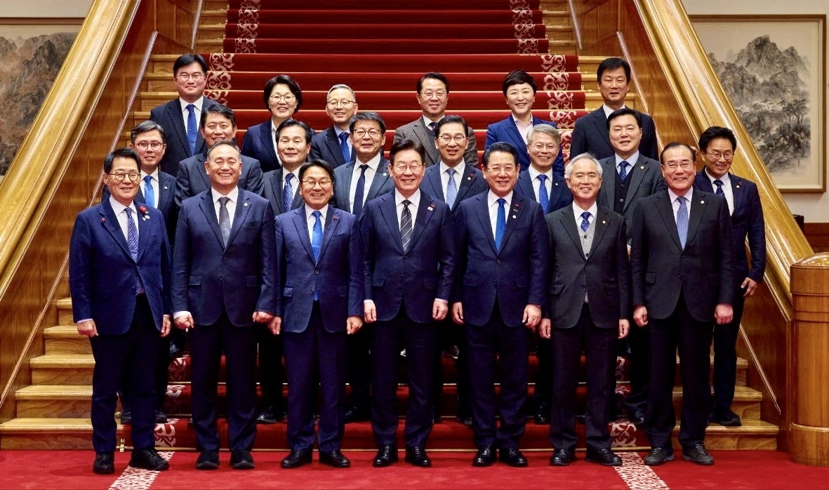 지난 1월 19일 청와대에서 열린 이제명 대통령 주재 오찬 간담회에서 강기정 광주시장과 김영록 전남지사, 지역 국회의원 등 참석자들이 기념촬영하고 있다. 이날 오찬간담회 직후 강 시장과 김 지사, 지역 국회의원들은 ‘광주·전남 대통합 공동 합의문’을 발표했다. 광주광역시 제공