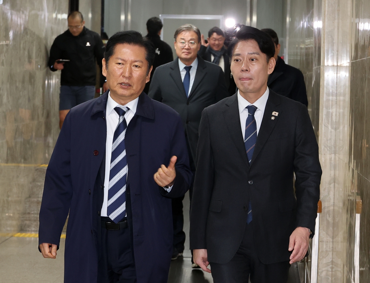 정청래 더불어민주당 대표가 1일 국회에서 열린 비공개 의원총회에 입장하고 있다. 2026.3.1 연합뉴스