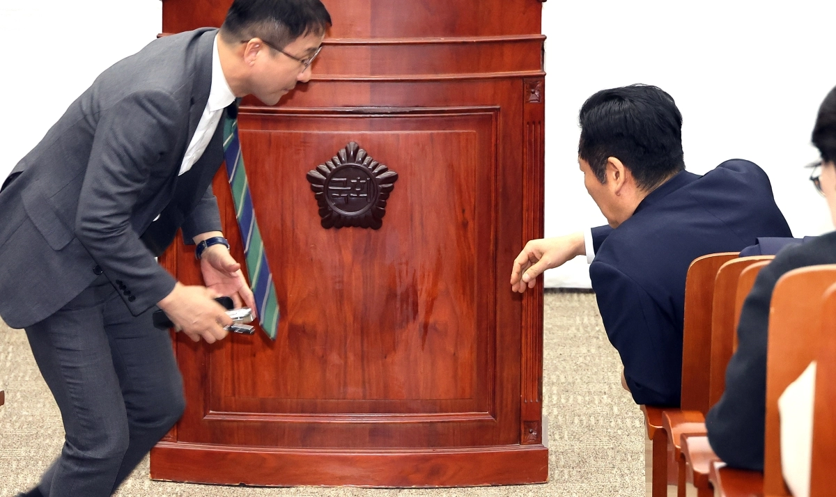 정청래(오른쪽) 더불어민주당 대표가 1일 국회에서 열린 비공개 의원총회에서 한병도 원내대표를 불러 얘기를 나누고 있다. 2026.3.1 연합뉴스