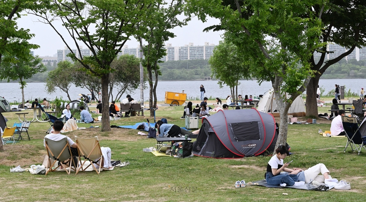 주말을 맞은 21일 서울 서초구 반포 한강공원을 찾은 시민들이 텐트를 치고 휴식을 즐기고 있다. 2023.5.21 오장환 기자