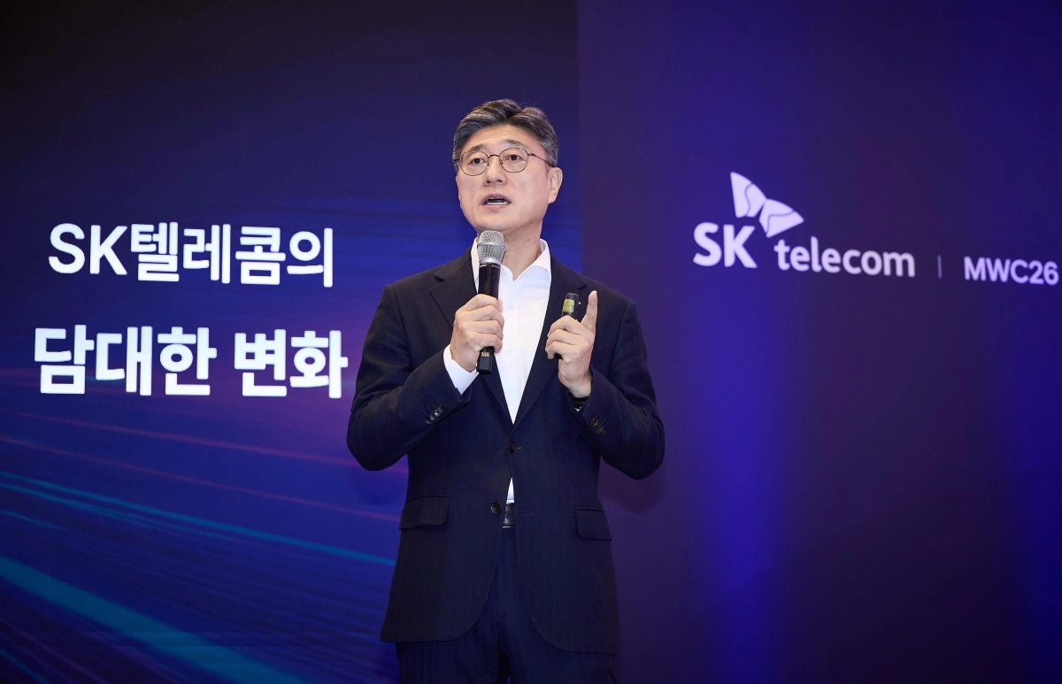 정재헌 SKT CEO가 지난 1일(현지시간) MWC26이 열리는 스페인 바르셀로나에서 기자간담회를 개최하고, AI 인프라의 재편과 대규모 투자 계획을 포함한 ‘AI 네이티브’ 혁신 전략을 발표하고 있다. SK텔레콤 제공