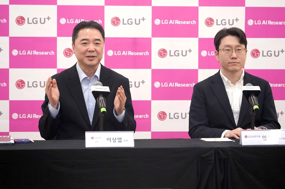 이상엽(왼쪽) LG유플러스 CTO(최고기술책임자)와 임우형 LG AI연구원장이 1일(현지시간) 스페인 바르셀로나에서 MWC26 관련 기자간담회를 열어 LG유플러스와 LG AI연구원 ‘One-Team’ 체계의 협력구조와 방향성 등을 설명하고 있다. LG유플러스 제공