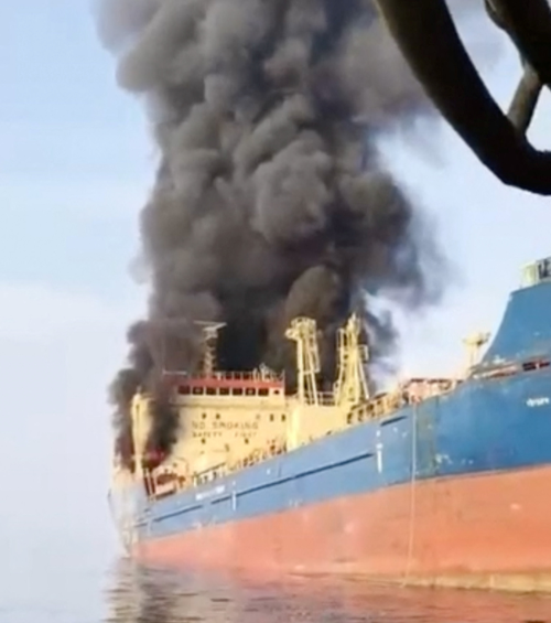 호르무즈 해협 지나던 선박 피격