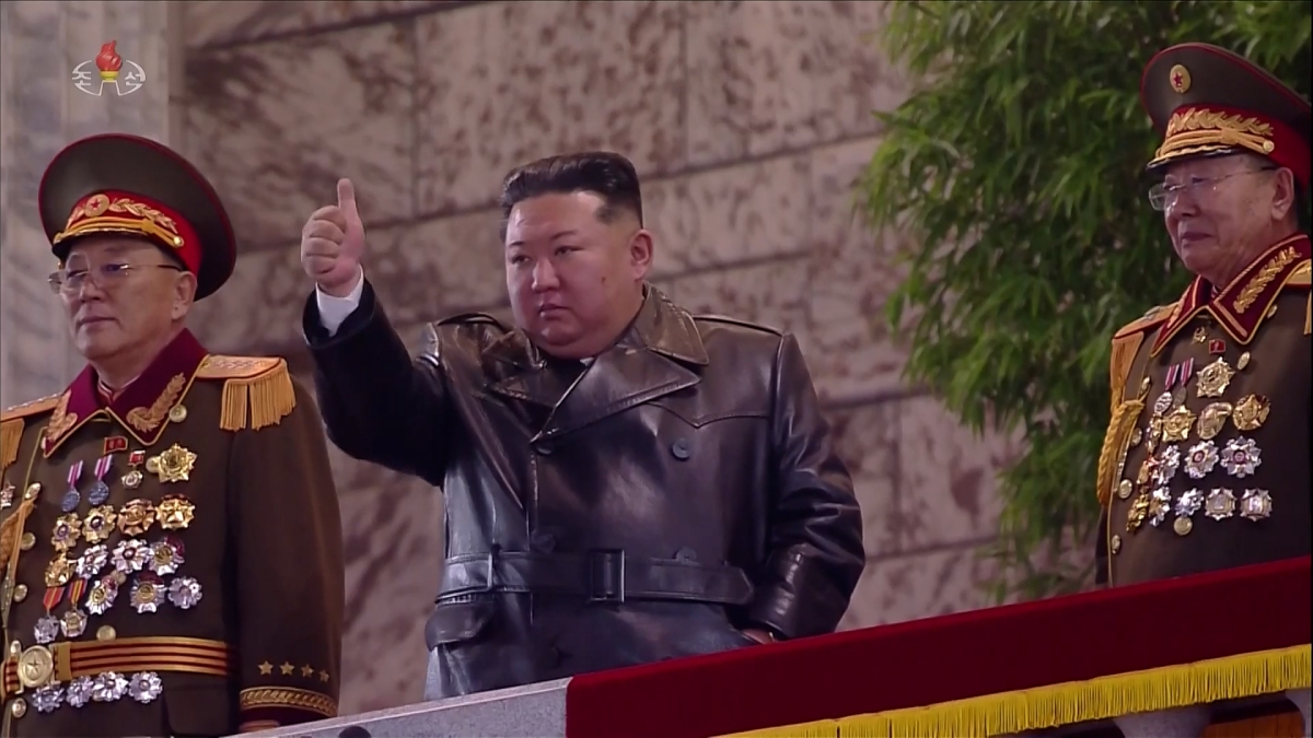 김정은 국무위원장이 지난 25일 밤 평양 김일성광장에서 열린 노동당 제9차대회 기념 열병식 주석단에서 열병종대 행진을 지켜보며 엄지손가락을 치켜들고 있다. 2026.2.26. 조선중앙TV 화면 연합뉴스