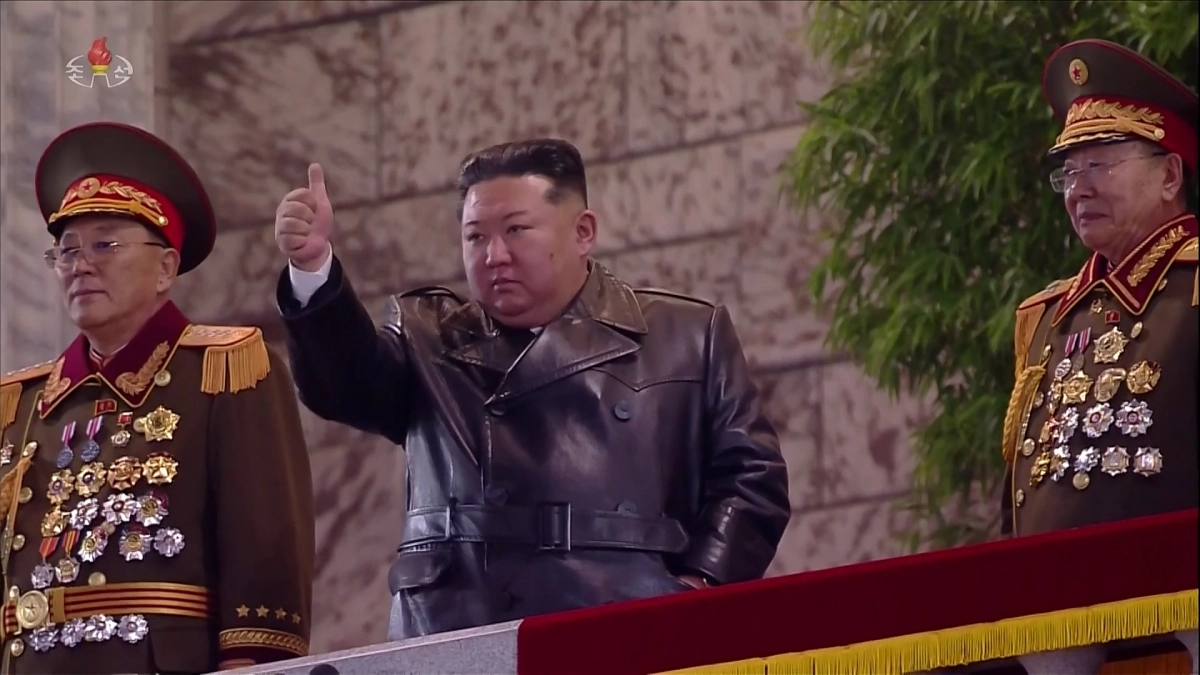 김정은 국무위원장이 지난 25일 밤 평양 김일성광장에서 열린 노동당 제9차대회 기념 열병식 주석단에서 열병종대 행진을 지켜보며 엄지손가락을 치켜들고 있다. 2026.2.26. 조선중앙TV 화면 연합뉴스