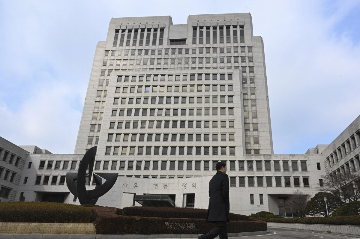 ‘사법개혁 3법’(법왜곡죄 신설법·재판소원법·대법관 증원법)이 지난달 28일 모두 국회 본회의를 통과했다. 사진은 법안 통과 다음날인 1일 서울 서초구 대법원의 전경. 이지훈 기자