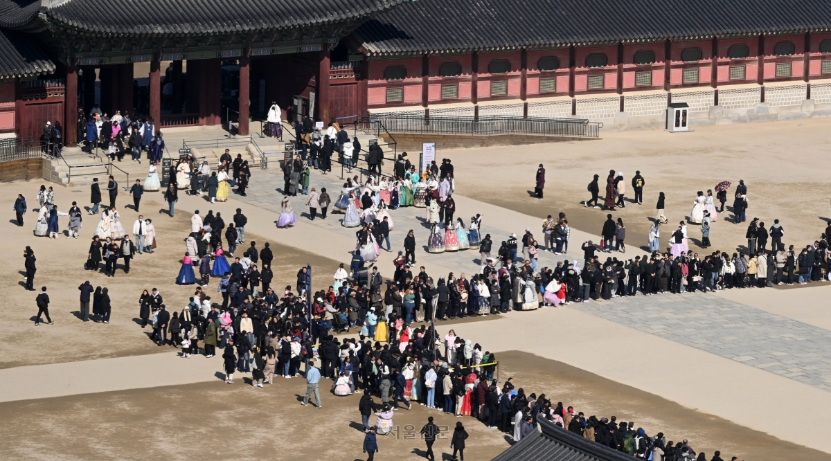 서울 종로구 경복궁에서 나들이를 즐기는 관광객들. 홍윤기 기자