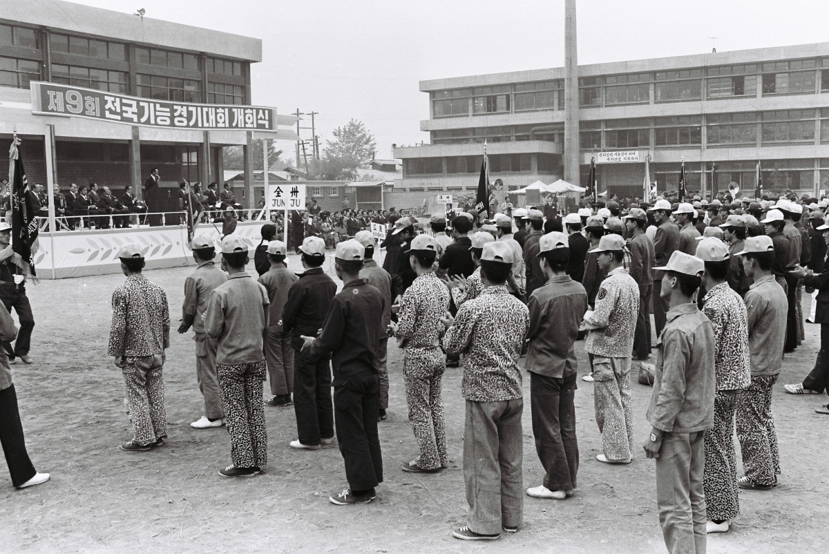 1950~80년대 정부는 기능 우대 사회를 만들겠다는 목표를 세웠지만, 학력 중심 사회구조와 차별적 지원은 지금까지도 노동시장에서 기능직 소외가 이어지는 뿌리가 됐다. 1974년 10월 서울 용산공고에서 열린 ‘제9회 전국 기능경기대회’ 개회식 모습. 서울신문 DB