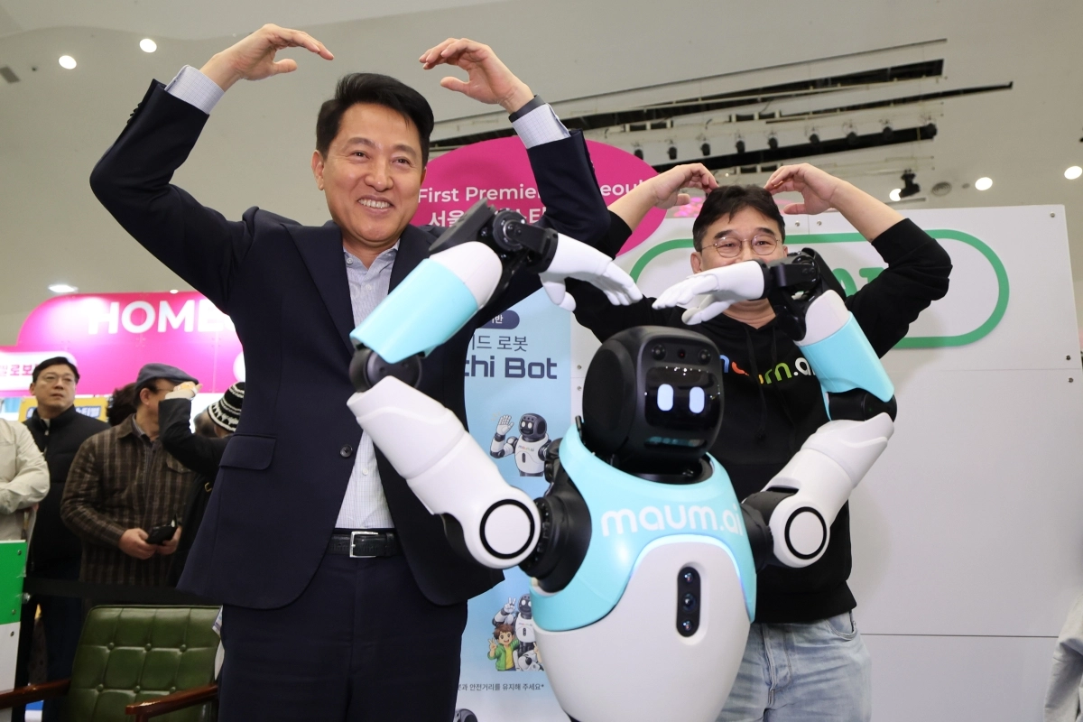 오세훈 서울시장이 1일 서울 중구 동대문디자인플라자(DDP)에서 열린 ‘서울 AI 페스티벌 2026’에서 휴머노이드 로봇 ‘우치봇’과 함께 포즈를 취하고 있다. 연합뉴스
