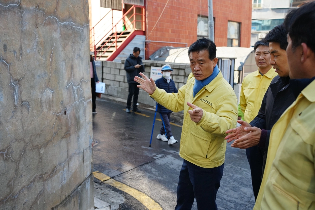 이승로(왼쪽 첫 번째) 성북구청장이 지난해 3월 진행된 해빙기 구청장 합동점검에서 성북구 정릉3동의 한 빌라 옹벽을 살피며 관계자들과 이야기하고 있다. 성북구 제공
