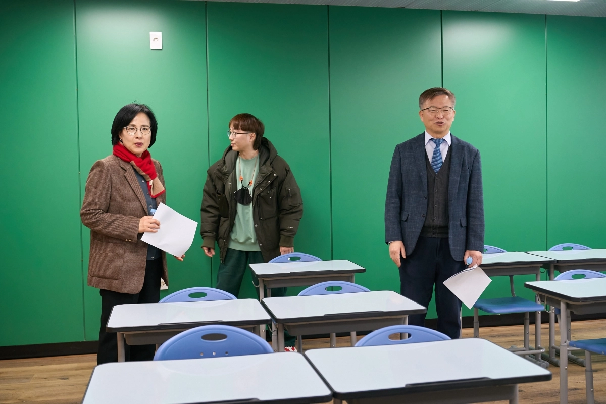 이수희(왼쪽 첫번째) 강동구청장이 지난달 25일 강일동 서울강빛초등학교에서 학교 관계자들과 함께 ‘모듈러 교실’을 둘러보고 있다. 강동구 제공