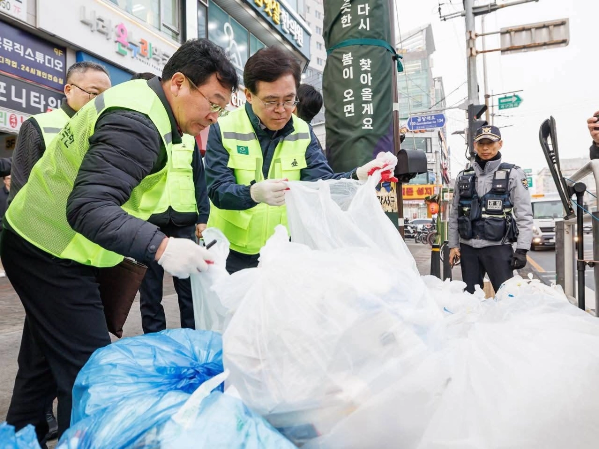 진교훈(왼쪽 두 번째) 서울 강서구청장이 지난달 5일 화곡동 길거리에 배출된 쓰레기를 구 관계자들과 확인하고 있다. 강서구 제공