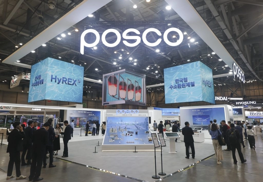지난해 8월 부산 해운대구 벡스코에서 열린 기후산업국제박람회(WCE)에 꾸려진 포스코 전시관에서 탄소중립 제철 공정인 수소환원제철 하이렉스(HyREX) 공법이 소개되고 있다. 포스코 제공
