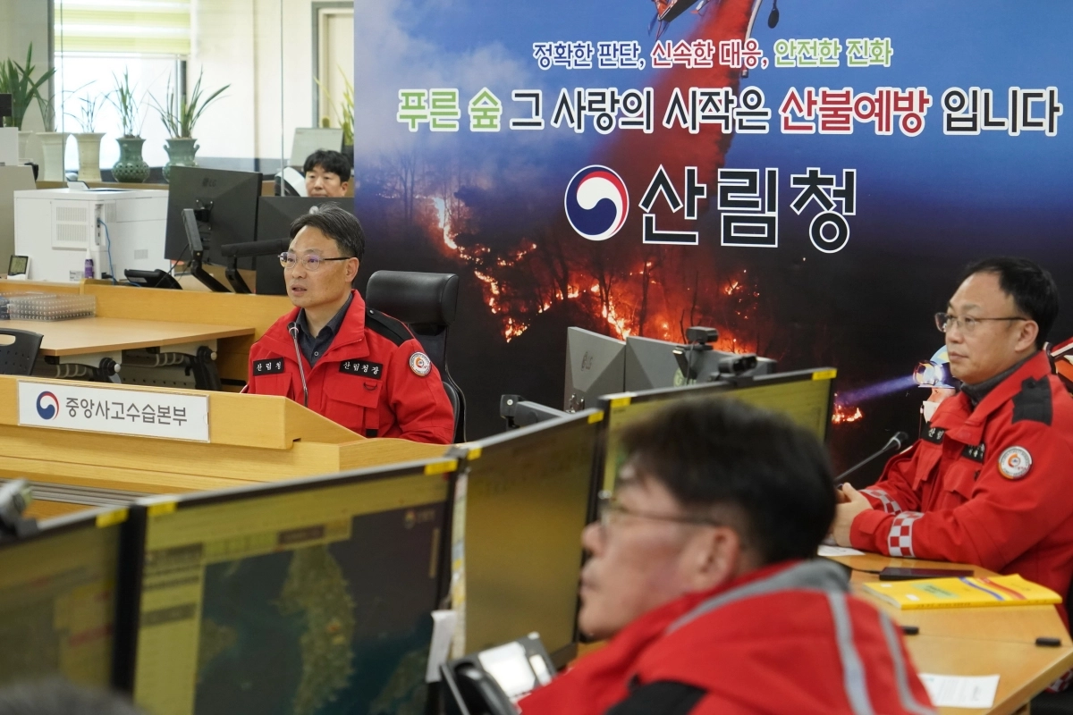 지난달 28일 임명된 박은식(왼쪽) 산림청장이 첫 일정으로 중앙산림재난상황실에서 전국 산불 대비 태세를 점검하고 있다. 산림청 제공